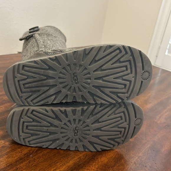 Ugg women’s classic cardy boots.. - Picture 9 of 12